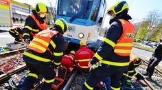 Seniorka spadla pod tramvaj, vyprošťovaly ji dvě jednotky hasičů