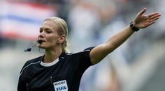 Přepište dějiny: Fotbalové utkání Bundesligy pískala žena!