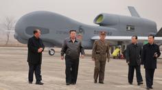 Kim předvedl nové zbraně. Panují obavy, že může dostávat technologie z Ruska