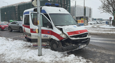 Sanitka v Praze na sněhu narazila do aut. Tři lidé jsou zranění