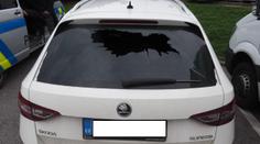 Řidiče superbu naštval kamion v zúžení. Po vybrždění přišla tvrdá odplata