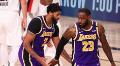 LeBronův triple double posunul Lakers do čtvrtfinále, dál jde i Milwaukee