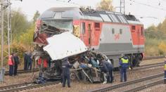 Vlak na kolejích roztrhal autobus! Lidé skákali ven, 16 jich zemřelo