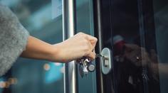 Zloději ukradli firmě 160 klíčů od bytů. Několik z nich následně vykradli