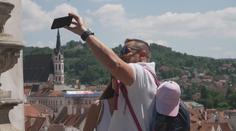 Český Krumlov začínají plnit turisté. Obchodníci si pochvalují tržby