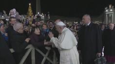 VIDEO: Papež udeřil po ruce ženu, která ho nechtěla pustit. Už se omluvil