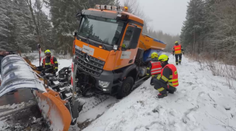 VIDEO: Sypač nezvládl cestu na Ještěd. Ze škarpy ho museli vysvobodit hasiči