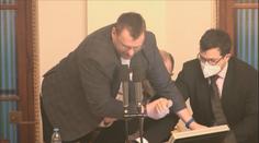 Politici se ve Sněmovně nebrání vulgaritám. Neštítí se ani nevhodných gest