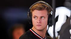 Další rána ve světě F1: Po Hamiltonovi truchlí i Schumacher