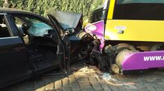 Nehoda auta a tramvaje v centru Prahy: Několik zraněných, řidič nadýchal