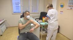 Praktici chtějí začít očkovat seniory. S ministerstvem se ale pořád nedohodli