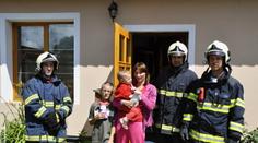 Malý hrdina (8) na Olomoucku vynesl sestřičku (2) z hořícího domu