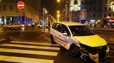 Opilý řidič jel zákazem a po kolejích, poté sejmul druhé auto