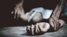Dívku přepadli v autě a znásilnili před partnerem. Tři muže už zadrželi