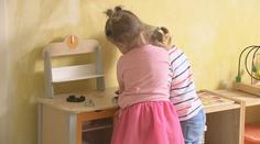 Místa ve školkách jsou nedostatkovým zbožím, tisíce dětí musely zůstat doma