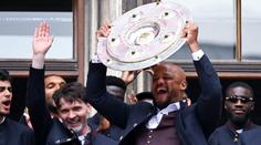 Trapas při mistrovských oslavách Bayernu. Zachránila je Kompanyho žena