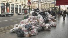 Paříž zaplavily odpadky. Popeláři se připojili ke stávce kvůli důchodům