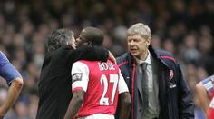 Arsenal nabídl pomoc bývalé opoře. Potřebuji Boha, řekl Eboué!