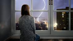 Z Atlantiku se řítí silná bouře. Připravte si nouzovou sadu, radí lidem britský úřad