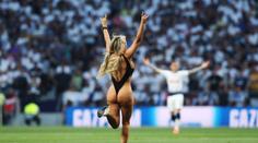 Díky za zářez! Fanynka ukázala téměř vše, stala se hrdinkou