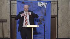Rezignujte, vyzývá ministra Válka kvůli nedostatku léků opozice i odborníci