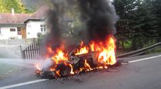 Jedno auto pohltily plameny, další skončilo na střeše v potoce
