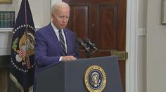 Mezinárodní trapas. Biden potřeboval "tahák", kdy se má posadit a kdy zdravit