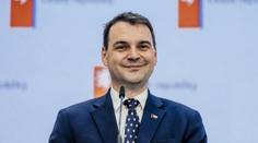 Macinka čelí kritice kvůli falešnému rozhovoru. V místnosti byly atrapy zbraní