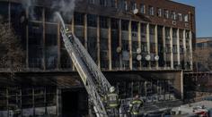 Muž se přiznal k založení požáru, který v Johannesburgu zabil 76 lidí. Měl zakrýt vraždu