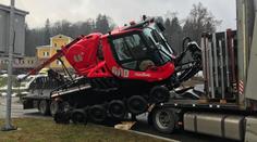 V Tanvaldu spadl Rolls-Royce mezi rolbami za 12 milionů. Zablokoval dopravu