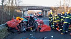 Vážná nehoda u Mikulovic. Po srážce aut jsou tři zranění, na místo letěl vrtulník