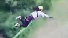 Horor při bungee jumpingu: Žena ochrnula po drsném dopadu