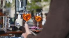 Paříž kvůli vedrům omezuje alkohol. Chce ulevit přetíženým nemocnicím