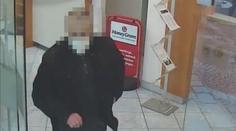 Přepadl banku a odjel taxíkem. Teď se zřejmě možná schovává v Česku