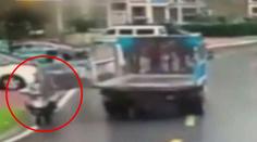 Dveře korby se rozlétly, srazily tatínka s dcerou na skútru! VIDEO