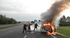 Cesta do porodnice se změnila v boj o život. Auto na dálnici vzplálo!