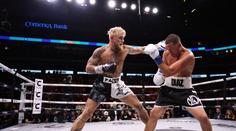 Jake Paul ikonu UFC neukončil, ale vítězí na body. Přijde odveta v MMA?