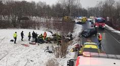 Mladík přejel do protisměru, čelně se srazil s dalším autem. Pět zraněných