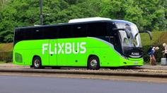 Autobus FlixBusu havaroval na dálnici v Německu. Převrátil se na bok, 23 zraněných