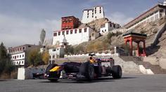 NESKUTEČNÁ PODÍVANÁ! Formule Red Bullu jezdila v Himalájích! VIDEO