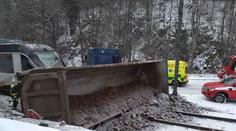 Sníh komplikoval dopravu celý den. Stala se řada nehod, zranilo se několik lidí