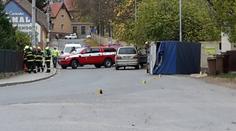 Muži se v zatáčce uvolnil závěsný vozík za autem! Spadl na ženu