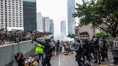 V Hongkongu protestovaly dva miliony lidí. Mladík přišel o život