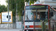 Pirát silnic v Jihlavě vybrzdil trolejbus, pak ještě zbil řidiče!