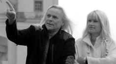 Frontman světoznámé britské kapely v slzách. Zemřela jeho česká manželka