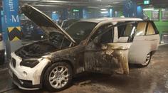 V nákupním centru v Praze shořelo auto. Hasiči odvětrávají garáže