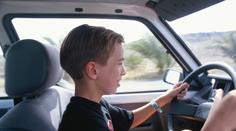 Auto v Ostravě řídil třináctiletý kluk, vezl další čtyři kamarády!