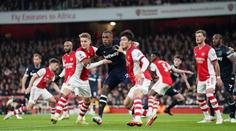 Arsenal porazil West Ham, Coufal viděl červenou kartu
