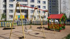 Tragédie na dětském hřišti. Chlapeček zemřel po pádu z kolotoče