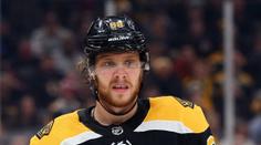 Ztráta pro Bruins! Pastrňák po večeři upadl a musel na operaci